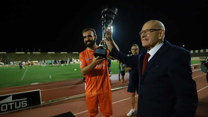 El mítico Jaco Zafrani entrega a Víctor González el trofeo de campeón
