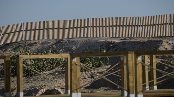 Estructuras de la nueva pasarela de la playa de Camposoto y para la recuperación del cordón dunar.