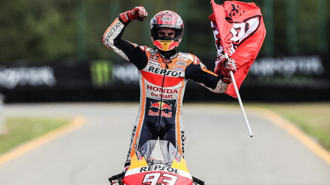 Marc Márquez celebra, sobre su motocicleta y con su bandera, la victoria en Brno.