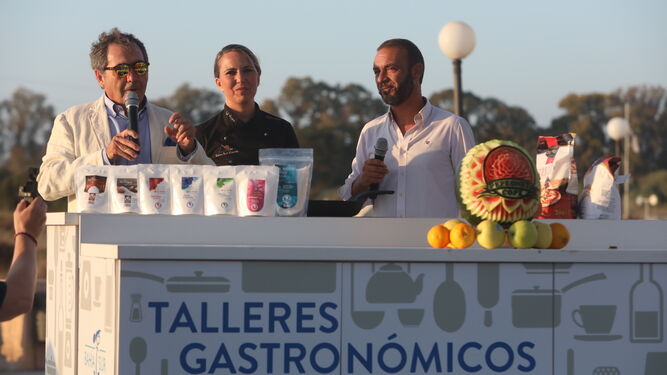 El periodista Pepe Oneto presentando un acto en Bahía Sur con motivo del festival La Isla Ciudad Flamenca.