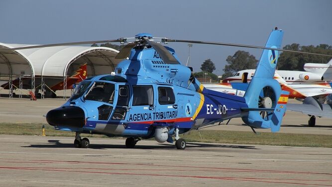 Un helicóptero AS365 Dauphin, similar al accidentado.