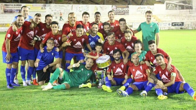 Los jugadores del Villarrobledo celebran la conquista del título