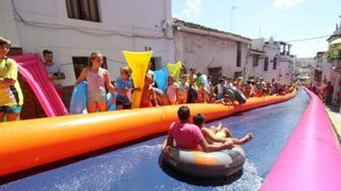 Atracción acuática en las calles de la ciudad durante una feria de agosto en Jimena.