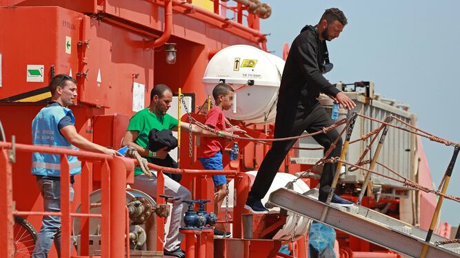 Varias de las personas rescatadas de una patera a su llegada al Puerto de Algeciras