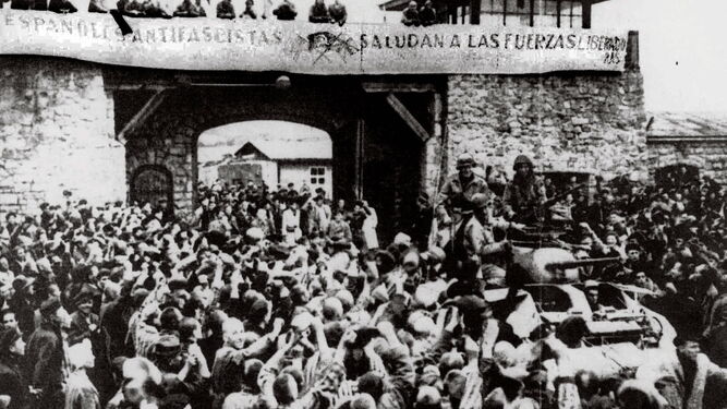Una pancarta en español recibe a las tropas americanas en Mauthausen.