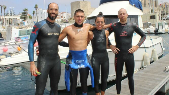 Los participantes en la travesía a nado, en el puerto de Tarifa