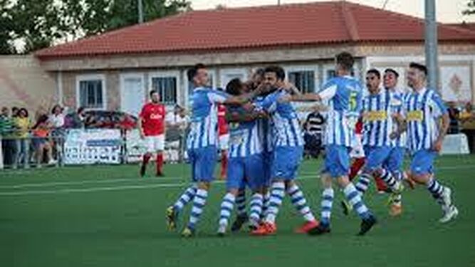 Jugadores del Villarrubia celebran un gol.
