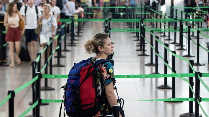 Viajeros justo antes de pasar el control de seguridad en el aeropuerto de Barcelona.