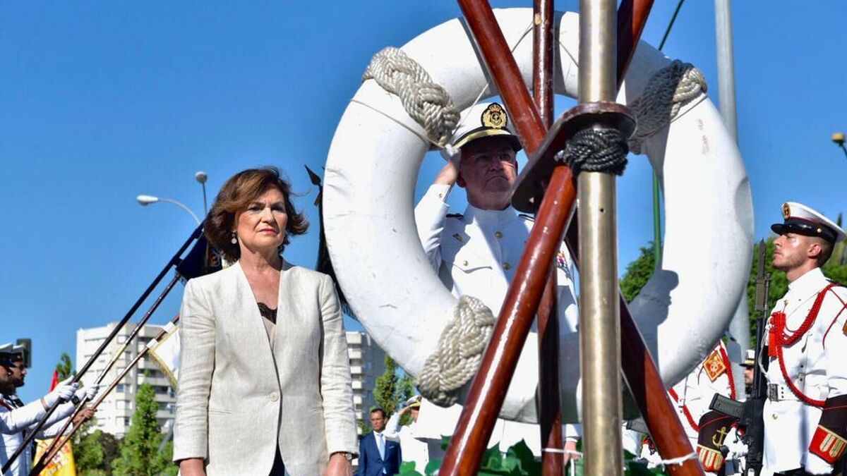 La vicepresidenta del Gobierno, Carmen Calvo; y el almirante Teodoro López, tras despositar la corona de laurel en el monumento a Elcano.