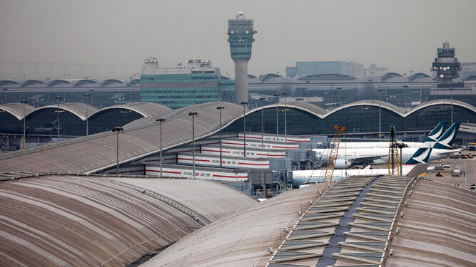 En la imagen, la torre de control del aeropuerto internacional de Hong Kong.
