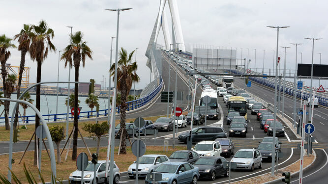 Un atasco en la entrada a Cádiz por el puente de la Constitución de 1812.