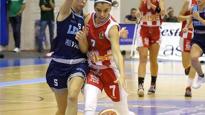 María González (d), durante un partido con el IES Almería
