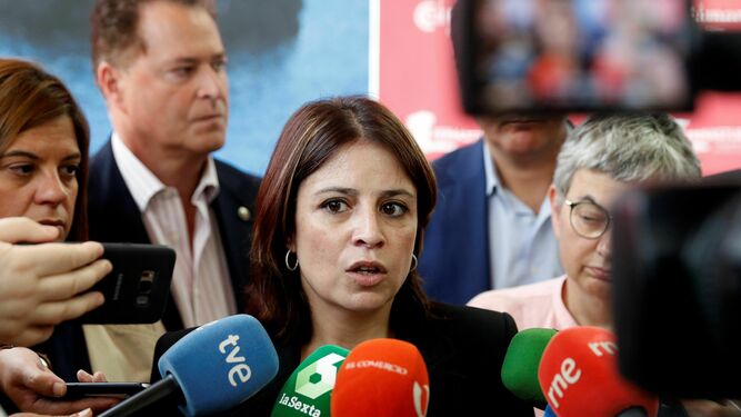 La socialista Adriana Lastra atiende a los medios en Gijón.