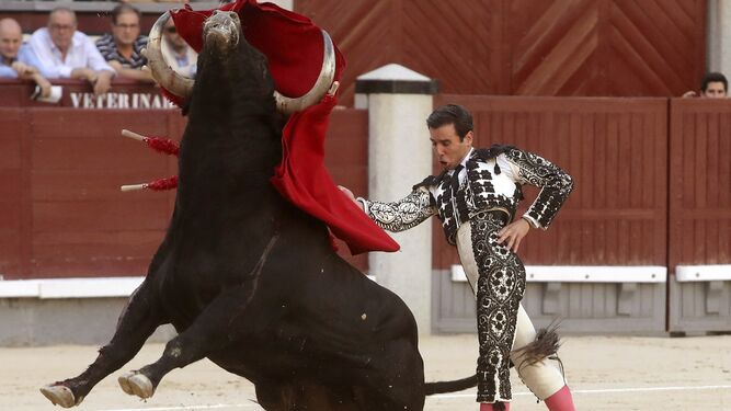 El diestro sevillano Juan Ortega, en un pase de pecho al primer toro de su lote en Las Ventas..