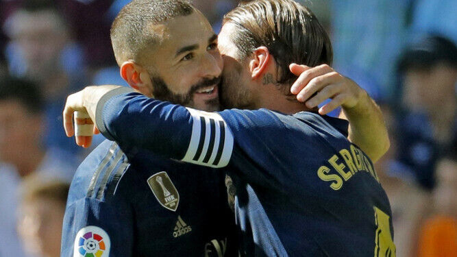 Benzema abraza a Sergio ramos tras su gol.