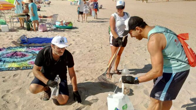 Los voluntarios recogen colillas en la arena de Getares