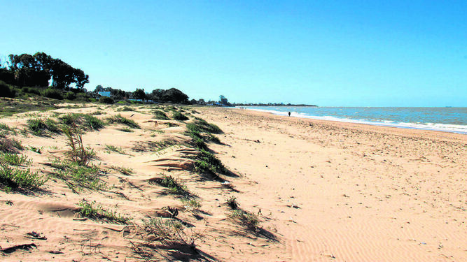 La playa de la Jara es la más tranquila y virgen de Sanlúcar de Barrameda.