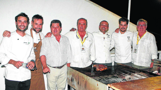 s cuatro chefs, junto a miembros de la  Real Sociedad de Carrera de Caballos.