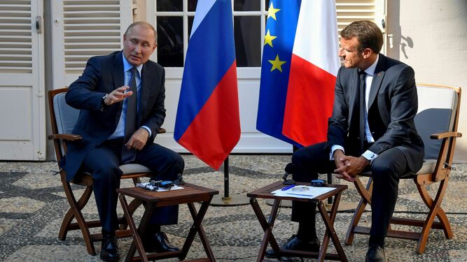 Vladímir Putin, gesticula observado ayer por Emmanuel Macron, en su reunión en el fuerte de Brégançon.