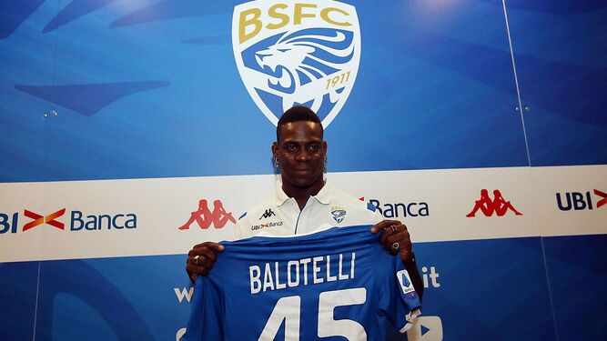 Balotelli es presentado por el Brescia