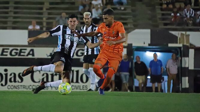 Albisua se lanza al suelo para arrebatar el balón a un rival durante el Balona-Ceuta