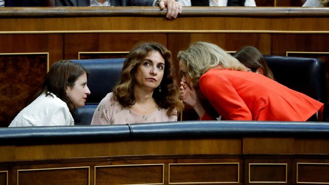 Adriana Lastra, portavoz parlamentaria del PSOE, con las ministras  de Hacienda, María Jesús Montero, y de Economía, Nadia Calviño.
