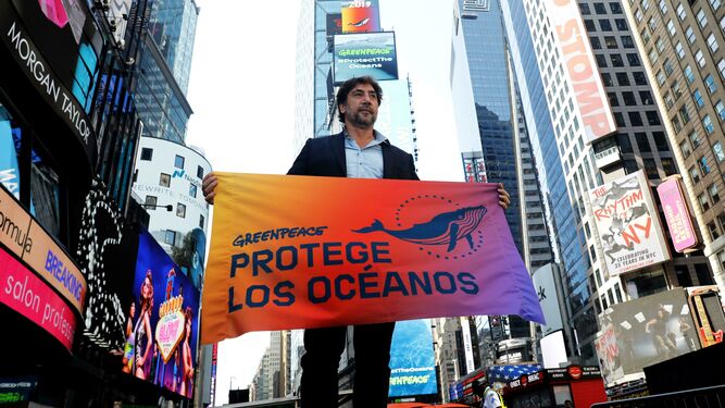 Javier Bardem, en NY, con una pancarta a favor de los océanos.