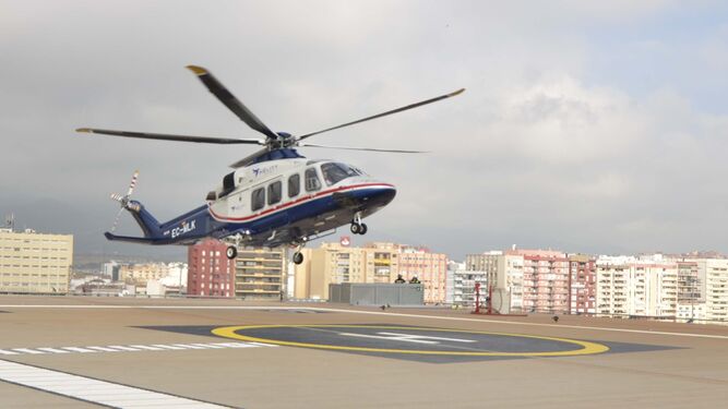 Un helicóptero de Hélity, en el helipuerto de Algeciras