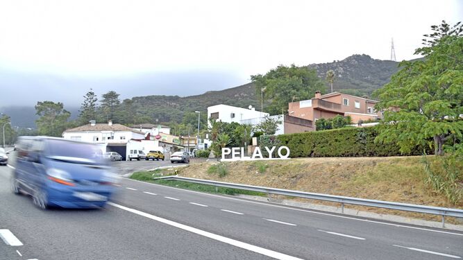 Un vehículo circula por la N-340 a la altura de Pelayo.