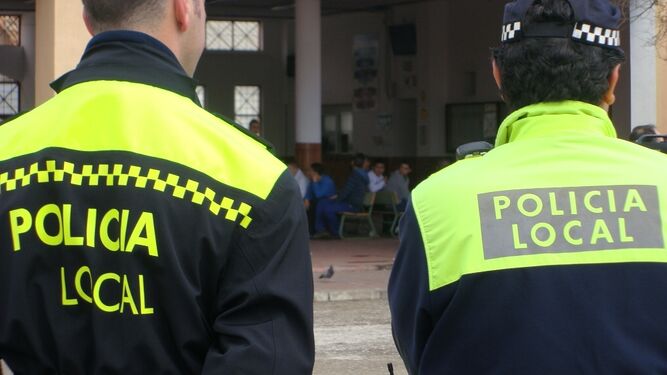 Dos agentes de la Policía Local de La Línea.