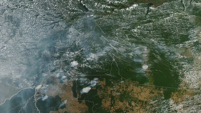 Imagen satélite que muestra las columnas de humo sobre la selva de Amazonía.
