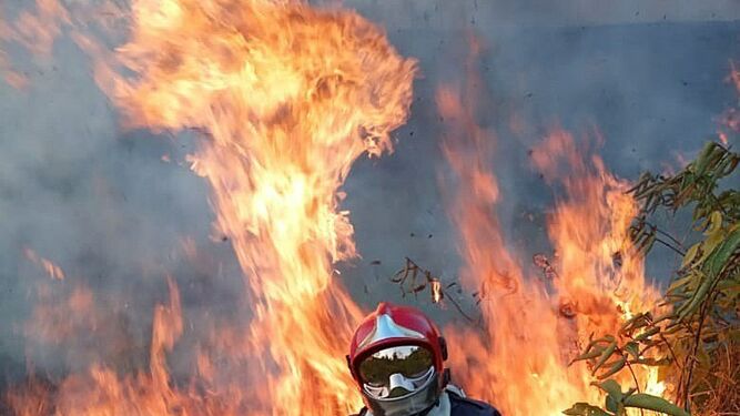 Fotografía de los bomberos de Río Blanco, que muestra el combate contra el fuego en el estado amazónico de Acre.