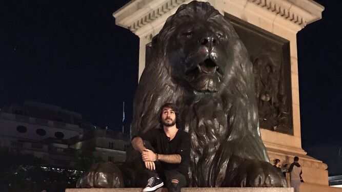 Álex Álvarez posa a los pies de uno de los leones en la base de la columna de Nelson en Trafalgar Square, en Londres, donde reside desde hace dos años.