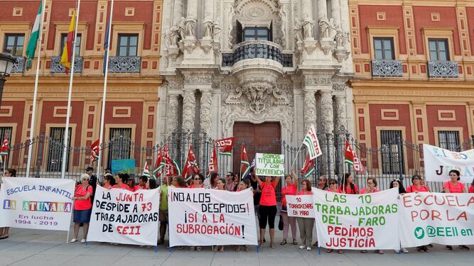 Las trabajadoras de las guarderías afectadas, a las puertas de la sede del Gobierno andaluz