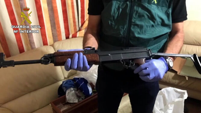 Una de las armas incautadas por la Guardia Civil.