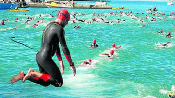 Un participante se lanza al agua para el segmento de natación en una edición del triatlón de San Roque