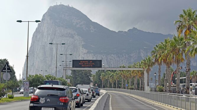 Varios vehículos guardan cola para acceder a Gibraltar