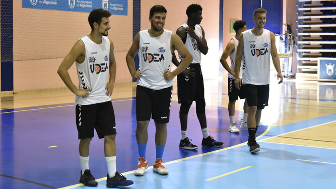 Jugadores de Udea, durante un entrenamiento en el pabellón Juan Carlos Mateo
