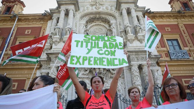 as trabajadoras de las guarderías afectadas, a las puertas de la sede del Gobierno andaluz.