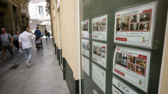 Una inmobiliaria expone pisos a la venta en el centro de Cádiz.