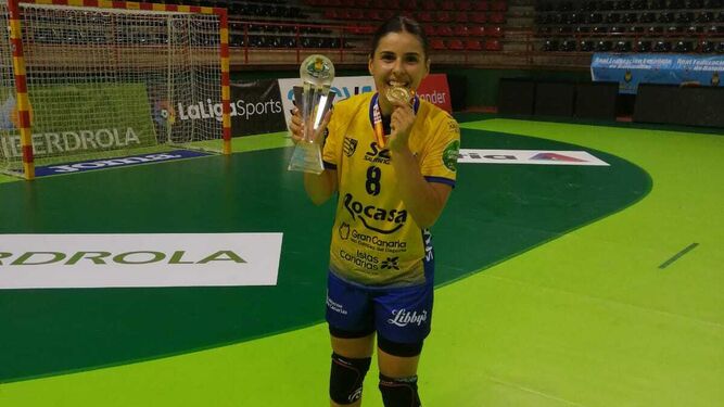 Paula Valdivia, con los trofeos que la identifican como campeona de la Supercopa