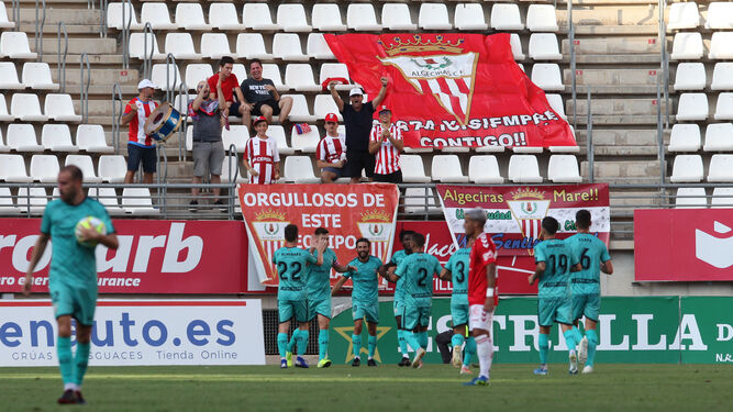 El Algeciras celebra el gol de Karim en Murcia.