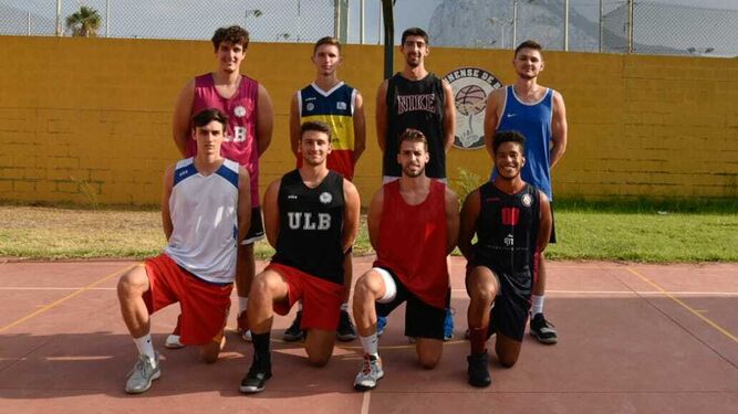 Los ocho jugadores que toman parte en el primer entrenamiento de la ULB, en la pista anexa al pabellón