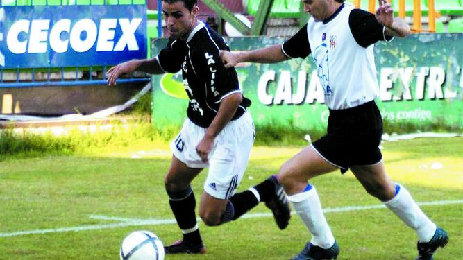 David Miguélez escapa de un adversario en el partido de vuelta de la eliminatoria de 2005