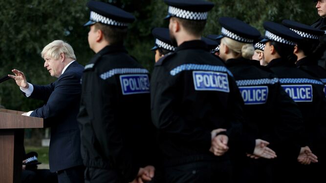 Boris Johnson, con varios oficiales de Policía.