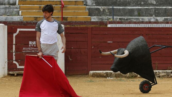 Ángel Jiménez, quien entrena estos días intensamente en la plaza de toros de Écija.