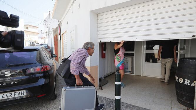 Un inspector de sanidad de la Junta de Andalucía entrando en la empresa Sabores  de Paterna