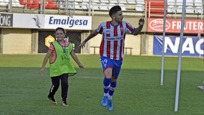Antonio Domínguez festeja uno de sus goles junto a una recogepelotas.