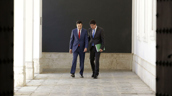El presidente de la Junta, Juanma Moreno, y el vicepresidente, Juan Marín, en el Parlamento Andaluz.