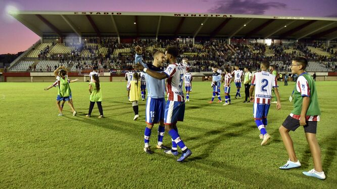 Los jugadores del Algeciras se felicitan tras su victoria sobre el Yeclano.